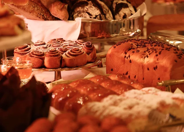 Dining options include Philosophico (Italian), The Grill (steaks), Laan Thai, Grand Café, and Rolling Stone Rooftop Bar